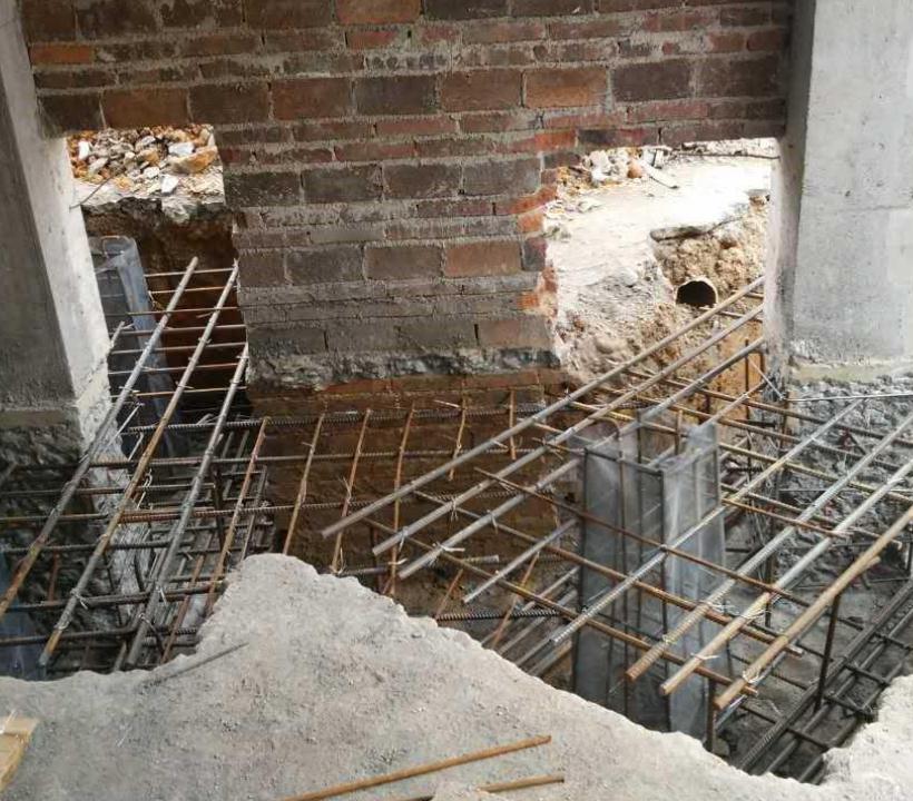 加大基礎底的面積加固施工現(xiàn)場攝圖